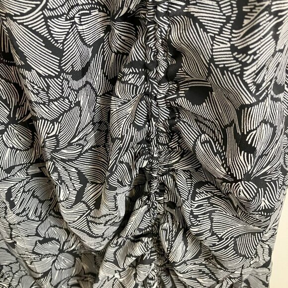 ASTR Mariah Ruched Floral Print Midi Dress in Black/White Medium - Picture 4 of 6